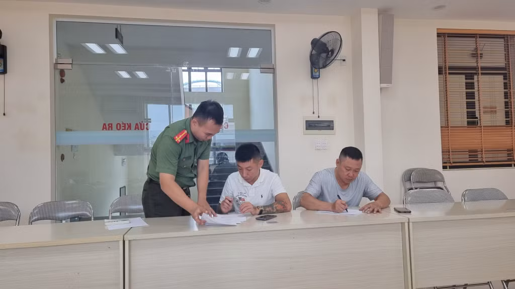 Sau khi làm việc với Công an TP Hạ Long, anh Tạ Minh Thành cam kết chấp hành nghiêm các quy định của pháp luật và của địa phương nơi cư trú, có trách nhiệm đăng tải thông tin đính chính để ổn định tình hình dư luận. Ảnh do đơn vị cung cấp