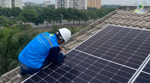 Đội ngũ Manfusi Solar lắp đặt điện mặt trời cho gia đình tại Long Biên - Hà Nội