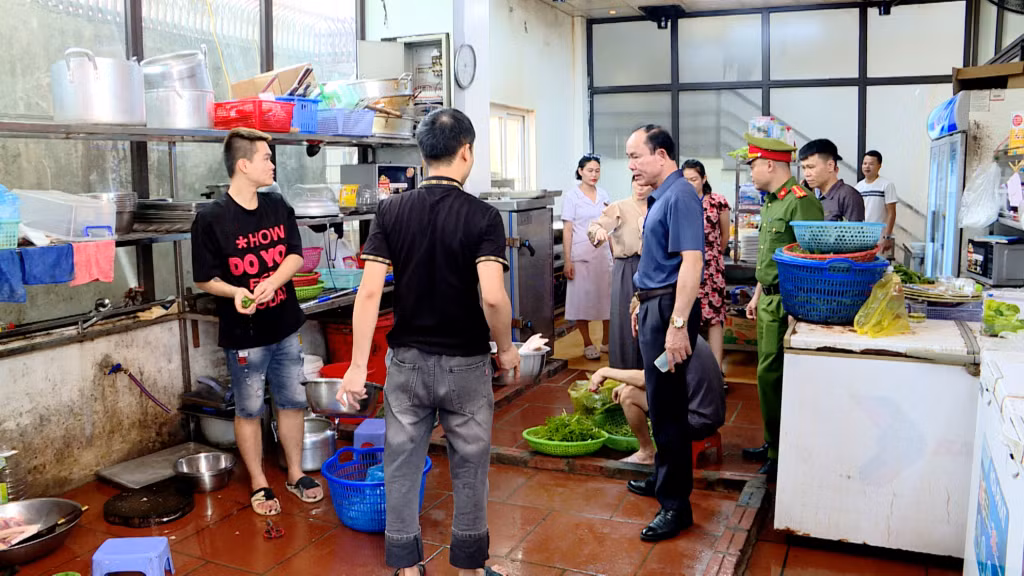Trong quá trình kiểm tra của lực lượng chức năng, nhiều lỗi vi phạm trong thực hiện quy định về ATTP của các cơ sở kinh doanh dịch vụ ăn uống đã được chỉ ra để cơ sở kịp thời khắc phục. (Ảnh chụp tại một nhà hàng trên địa bàn phường Bãi Cháy, TP Hạ Long)