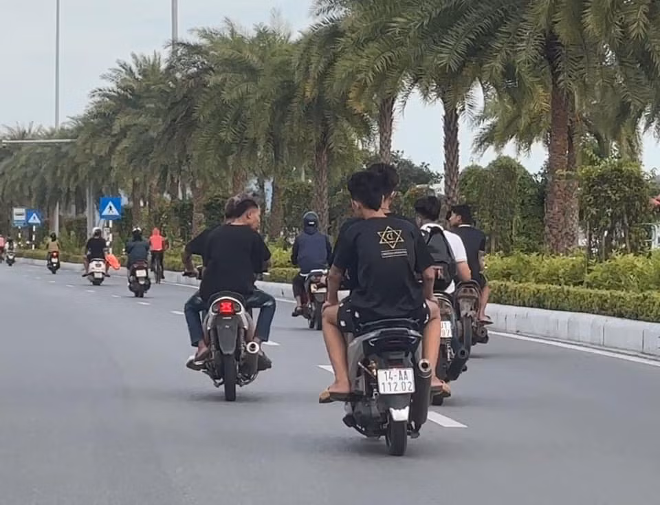 Hình ảnh nhóm thanh thiếu niên dàn hàng ngang, lạng lách trên đường Trần Quốc Nghiễn (TP Hạ Long) được người dân ghi lại, đăng tải trên diễn đàn Otofun Quảng Ninh.