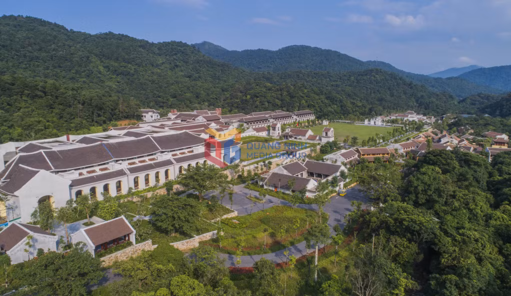 Toàn cảnh thùng lũng Khu Legacy Yên Tử thanh bình được bao quanh bởi núi non trùng điệp.