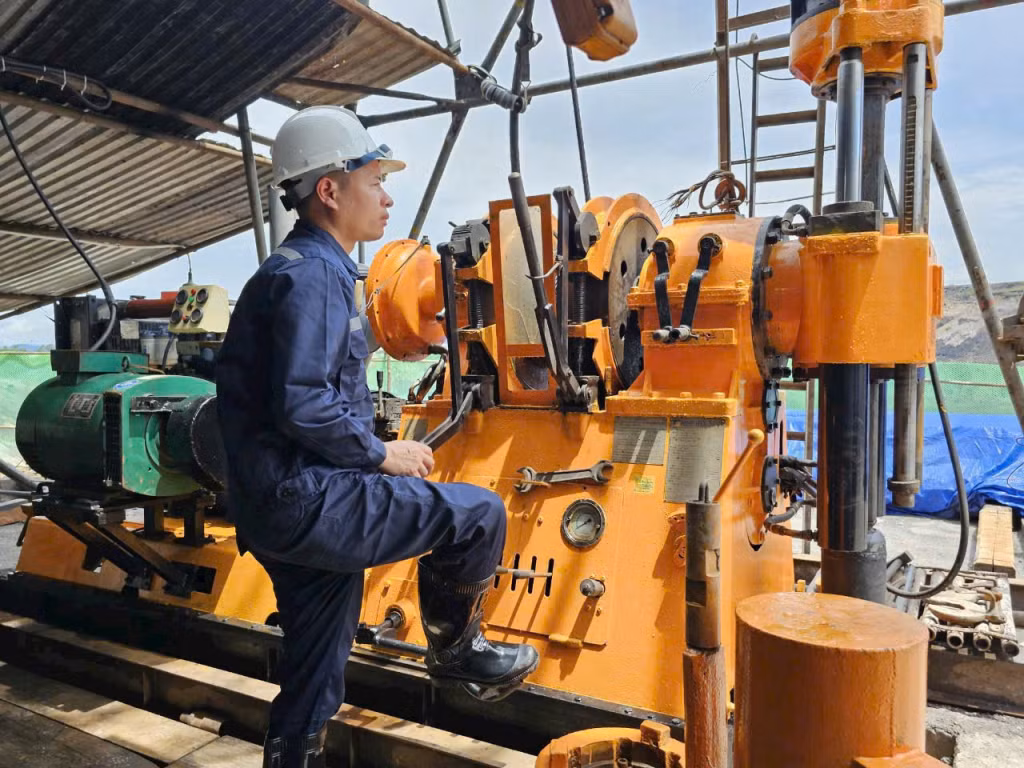 Tổ trưởng Tổ khoan 2 (Công ty CP Địa chất mỏ) Nguyễn Văn Mười, vận hành máy khoan thăm dò địa chất lỗ khoan khu vực Giáp Khẩu (TP Hạ Long).