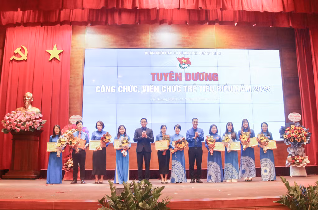Đoàn Thanh niên Khối các cơ quan tỉnh tuyên dương 10 công chức, viên chức trẻ tiêu biểu nhân kỷ niệm 93 năm Ngày thành lập Đoàn TNCS Hồ Chí Minh 26/3 (1931-2024).