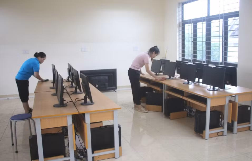 Giáo viên Trường Tiểu học Lục Hồn dọn vệ sinh phòng học, lau dọn trang thiết bị học tập.