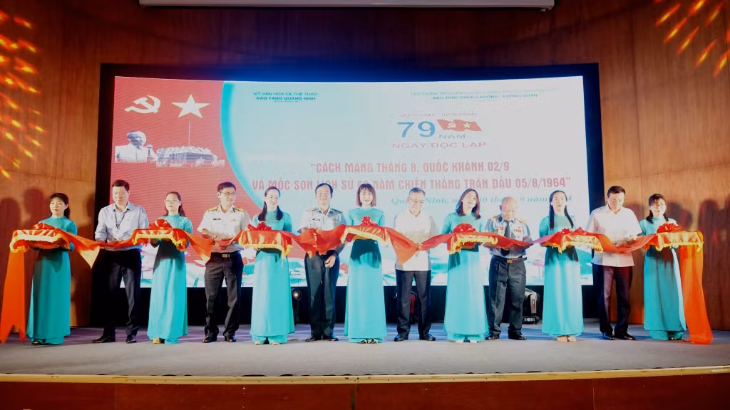 Các đại biểu cắt băng khai mạc triển lãm.