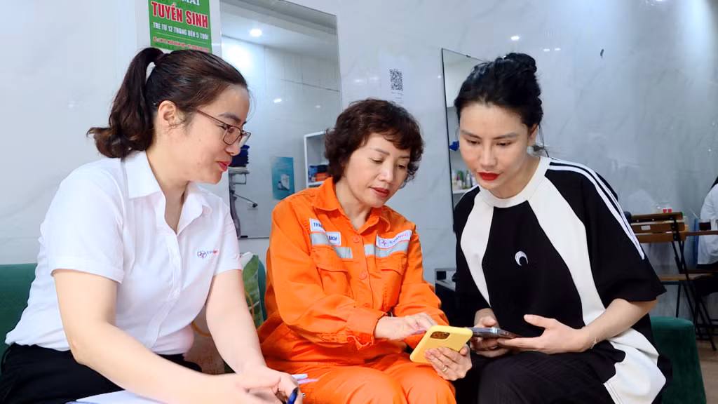 Nhân viên ngành điện đối soát, cập nhật thông tin chủ thể hợp đồng mua bán điện tại các hộ dân.