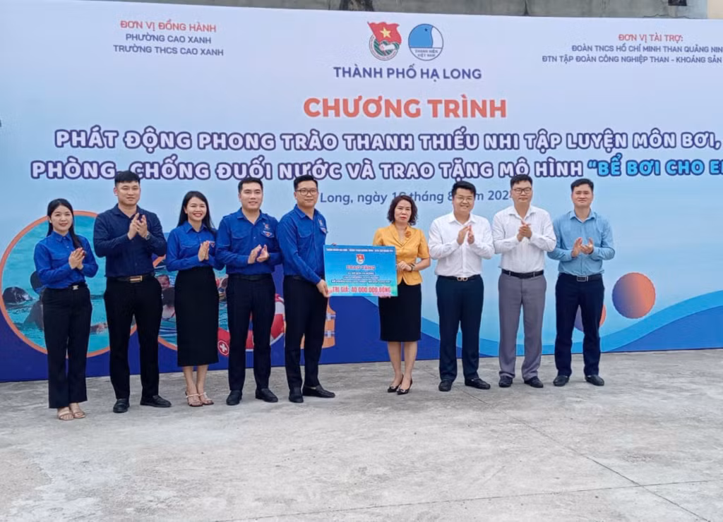 Trường THCS Cao Xanh tiếp nhận bể bơi do Thành Đoàn Hạ Long phối hợp với Đoàn than Quảng Ninh, Đoàn thanh niên Tập đoàn Công nghiệp Than - Khoáng sản Việt Nam (TKV) trao tặng.