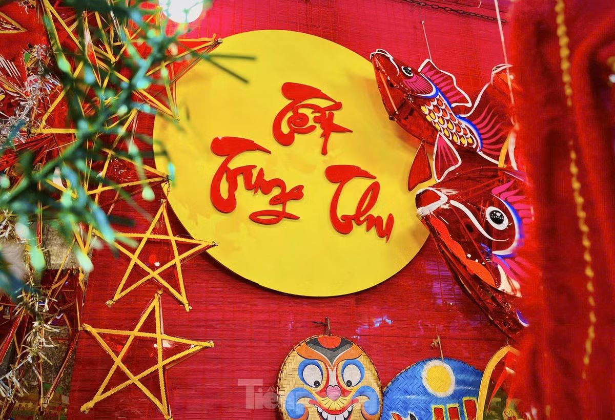 Các chủ cửa hàng bán lồng đèn rất chú trọng đến việc trang trí không gian nhằm thu hút khách hàng.