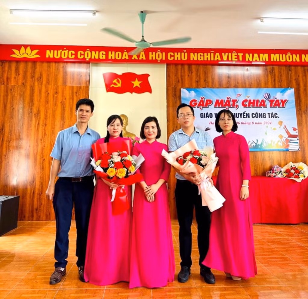 Nhà trường có giáo viên luân chuyển lên vùng cao gặp mặt, tặng quà các thầy, cô.