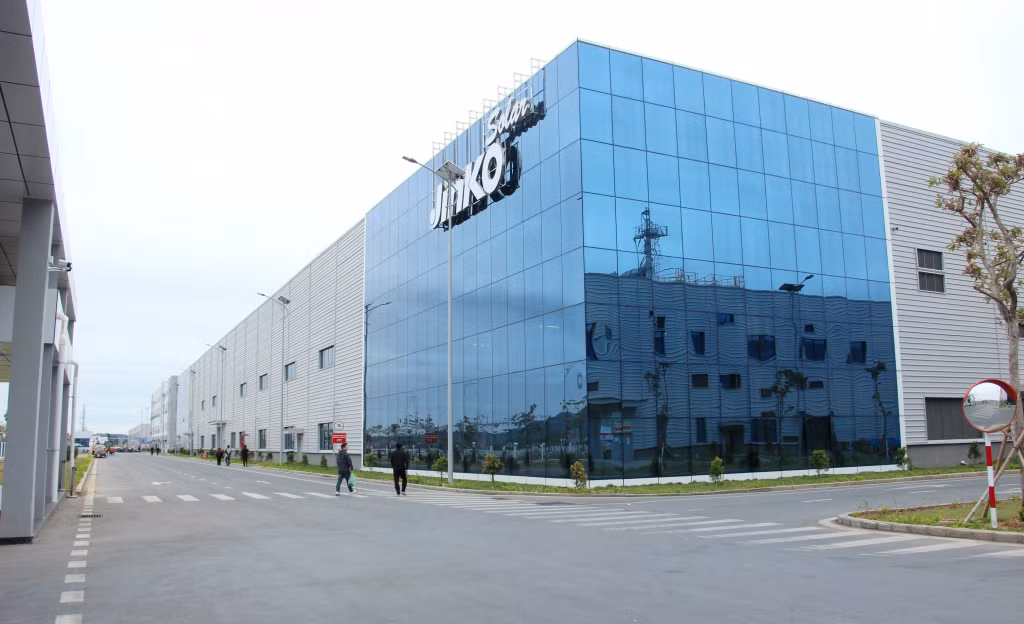 Nhà máy Jinko Solar 2 của Công ty TNHH Công nghiệp Jinko Solar Việt Nam tại KCN Sông Khoai, TX Quảng Yên. Ảnh: Mạnh Trường