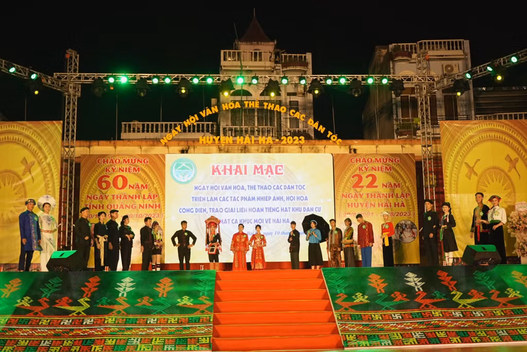 Khai mạc