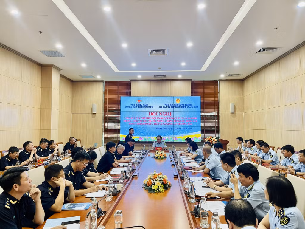 Lãnh đạo Cục Hải quan tỉnh phát biểu ý kiến về công tác phối hợp tại hội nghị.