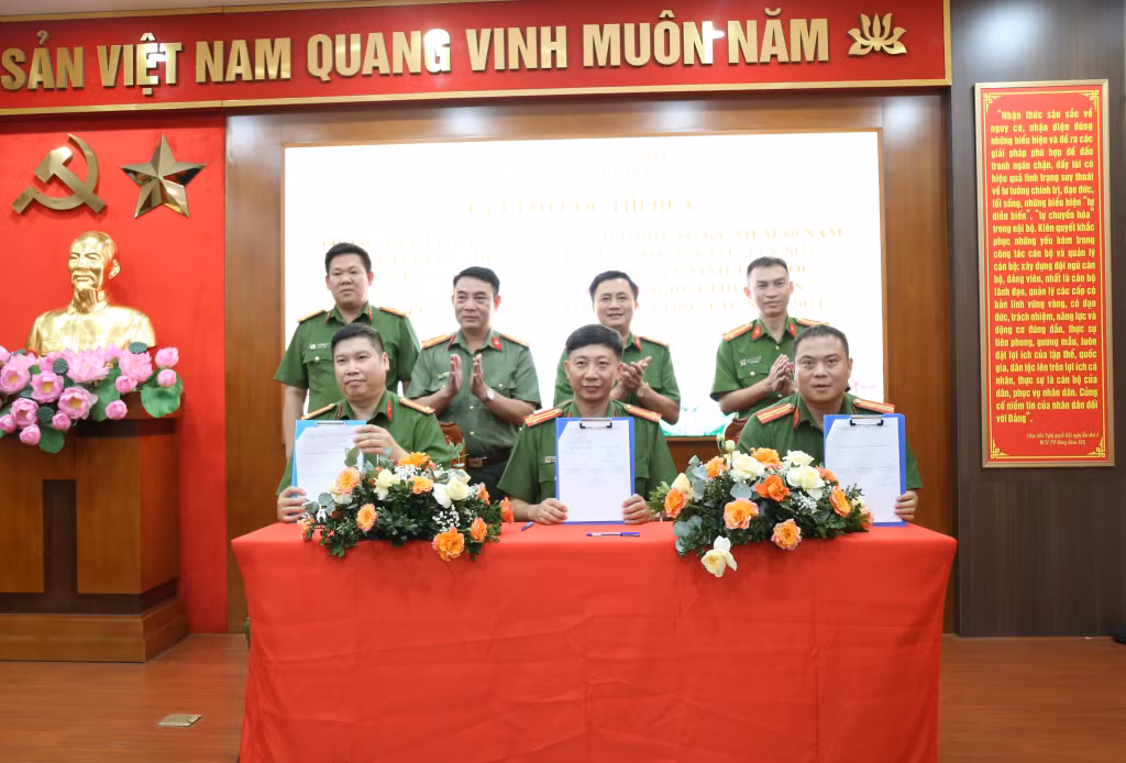 Đại diện công an các xã, phường, các đội nghiệp vụ Công an thành phố ký cam kết thi đua.