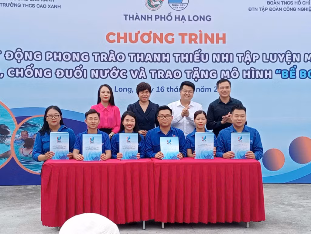 Lễ ký cam kết giữa Bí thư Thành đoàn Hạ Long, Chủ tịch Hội LHTN Việt Nam thành phố cùng đại diện các cụm đoàn trực thuộc về việc tăng cường dạy bơi cho thanh thiếu nhi.
