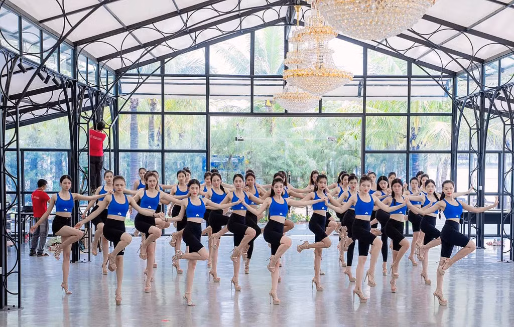 Các thí sinh tích cực luyện tập cho đêm Chung kết cuộc thi.