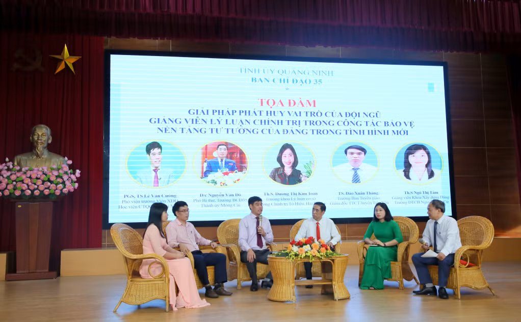 Các đại biểu tham gia tọa đàm, bàn giải pháp phát huy vai trò của đội ngũ giảng viên lý luận chính trị trong công tác bảo vệ nền tảng tư tưởng của Đảng, đấu tranh phản bác các quan điểm sai trái, thù địch trong tình hình mới.