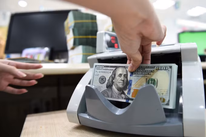 Giao dịch tại Ngân hàng VP Bank sáng 14/11/2022. Ảnh: Thanh Tùng