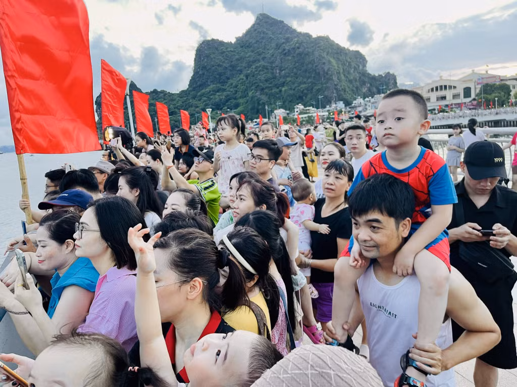 Đông đảo đại biểu, nhân dân và du khách đều thích thú khi được chứng kiến những màn trình diễn mãn nhãn tại lễ hội.