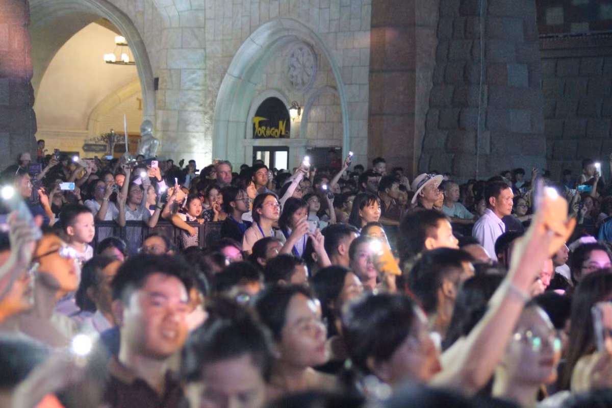Đông đảo người dân và du khách đã đến đảo Hòn Tre, TP Nha Trang để chiêm ngưỡng những màn trình diễn vô cùng ấn tượng.
