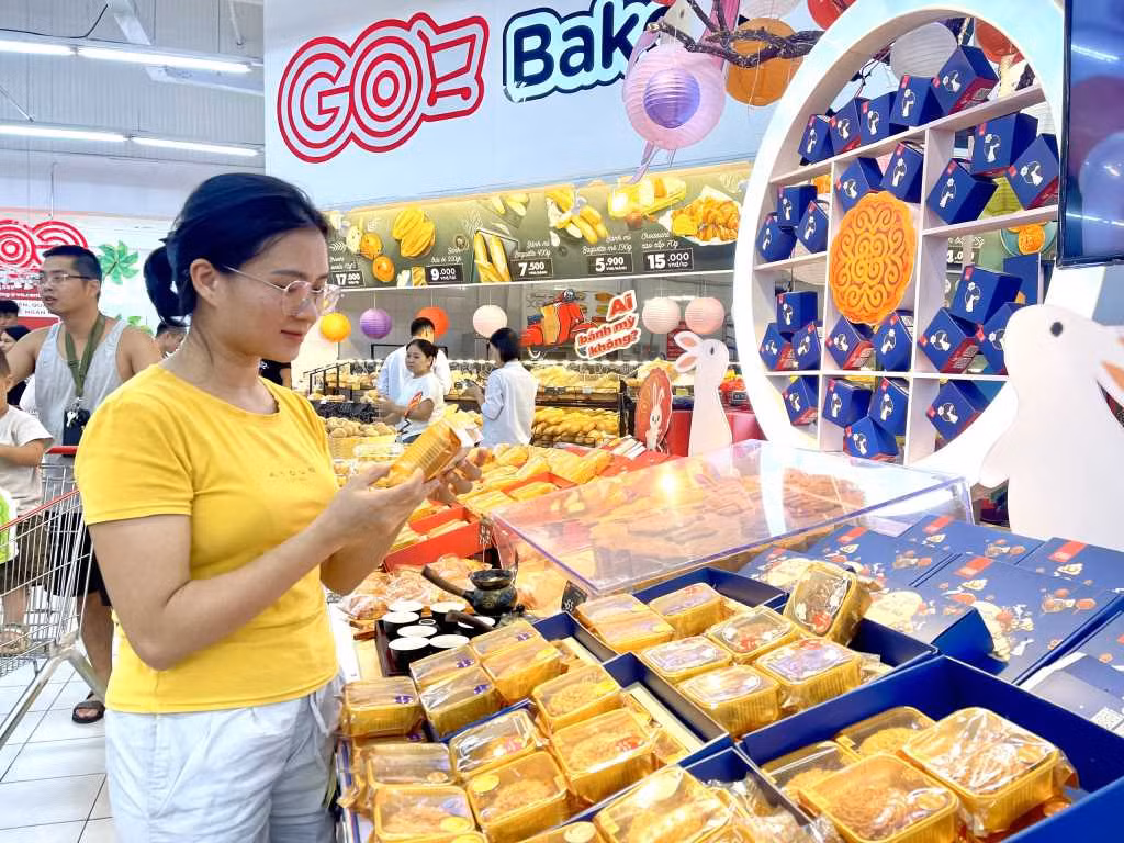 Khách hàng lụa chọn sản phẩm bánh Trung thu được bày bán tại Siêu thị GO! Hạ Long. Ảnh: Minh Đức