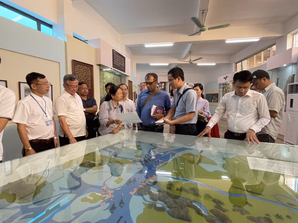 Chuyên gia ICOMOS thẩm định thực địa tại Bảo tàng Bạch Đằng (TX Quảng Yên). Ảnh: Nguyễn Thơm