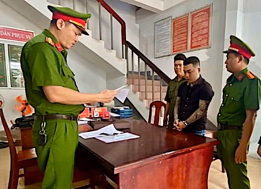 Công an đọc lệnh bắt tạm giam Huỳnh Đức Trung Nguyên. Ảnh: Công an