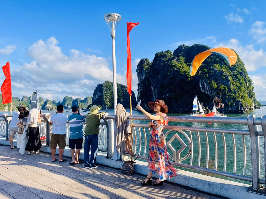 Ngay từ rất sớm, đông đảo nhân dân và du khách đã có mặt để check-in tại lễ hội.