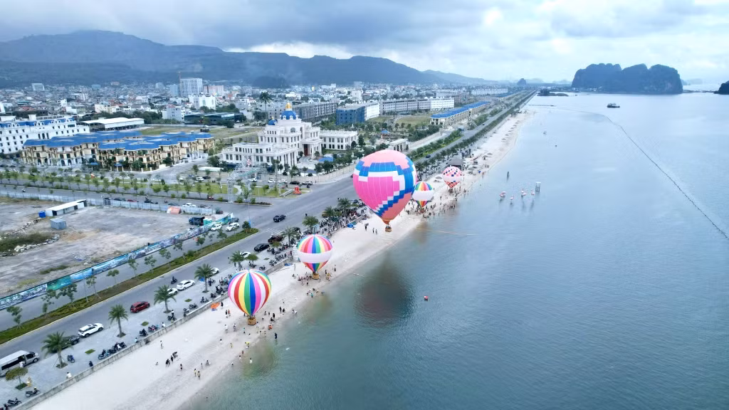 TP Cẩm Phả ngày càng đổi thay với nhiều công trình, cơ sở hạ tầng được đưa vào sử dụng, góp phần thúc đẩy phát triển KT-XH địa phương.