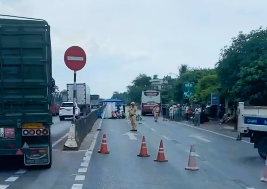 Lực lượng chức năng phân luồng giao thông, điều tra nguyên nhân vụ tai nạn (Ảnh: MXH).