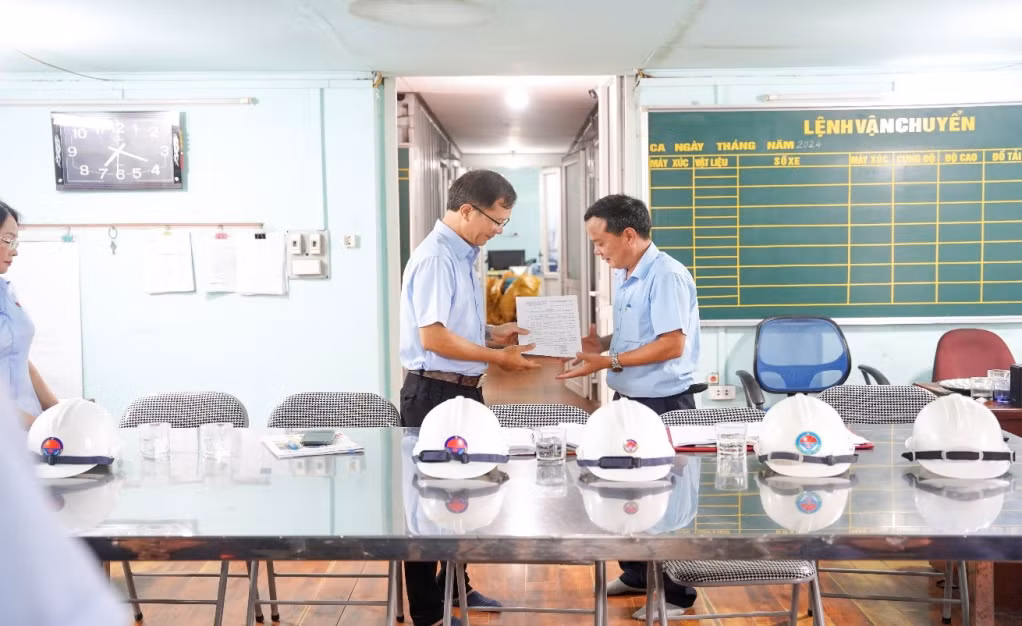 Trao Quyết định sáp nhập Phân xưởng vận tải 12 vào Phân xưởng vận tải 7.