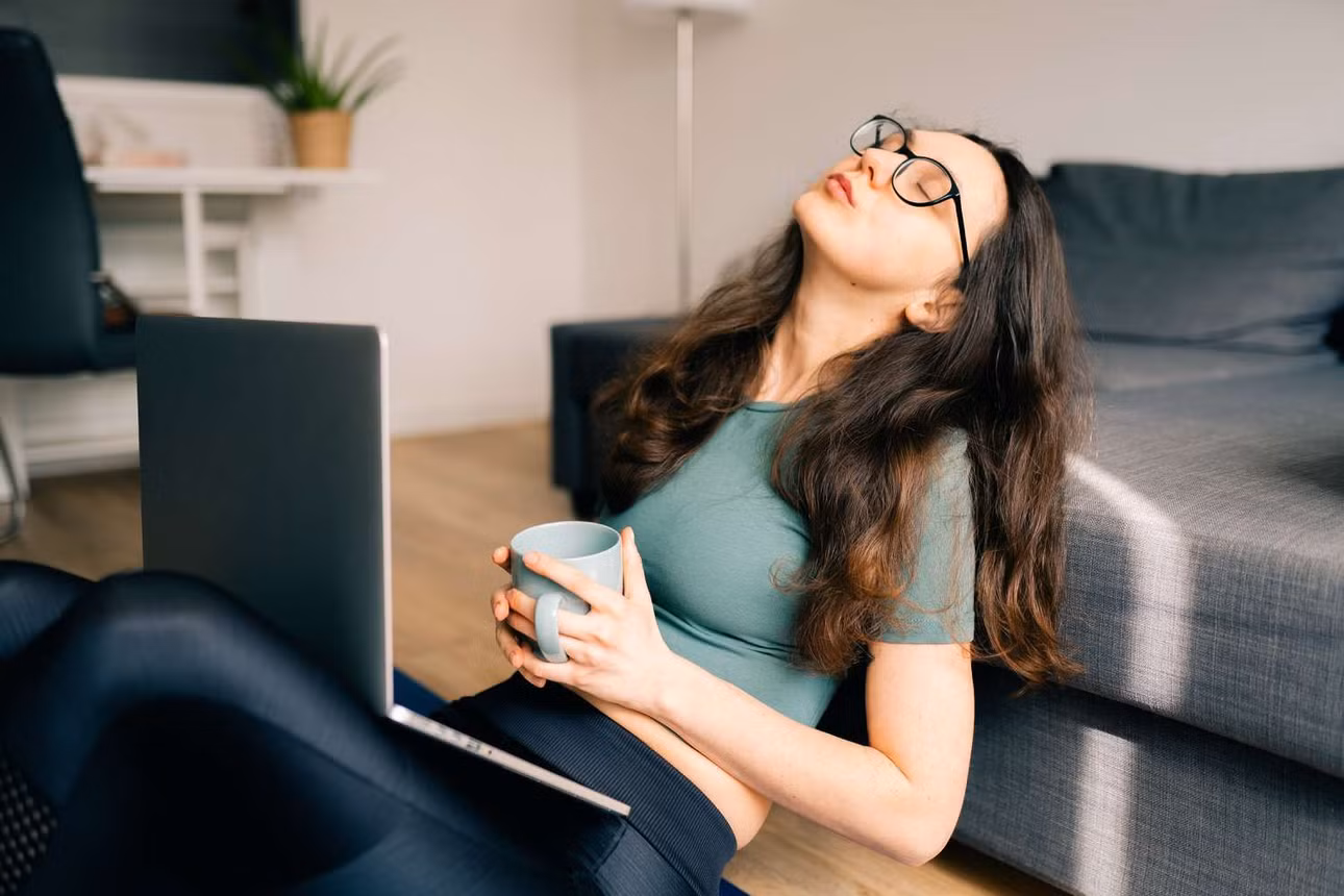 Mệt mỏi không rõ nguyên nhân là một trong những dấu hiệu thiếu dinh dưỡng mà nhiều người gặp phải trong quá trình áp dụng chế độ ăn kiêng quá cực đoan.