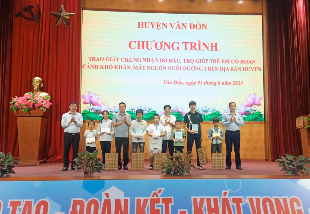 Các đồng chí lãnh đạo huyện trao kinh phí hỗ trợ đỡ đầu cho trẻ em có hoàn cảnh khó khăn trên địa bàn huyện Vân Đồn.
