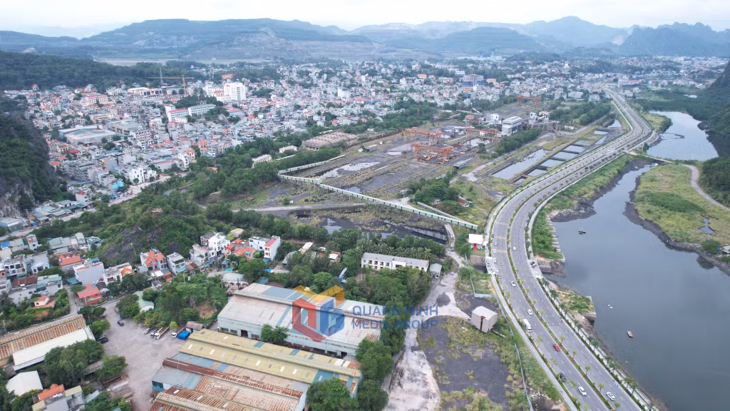 Toàn cảnh khu vực Nam Cầu Trắng thuộc địa bàn phường Hồng Hà và phường Hà Tu - địa điểm sẽ trở thành trung tâm y tế, giáo dục chất lượng cao của TP Hạ Long và tỉnh Quảng Ninh trong tương lai. Ảnh: Hoàng Nam.