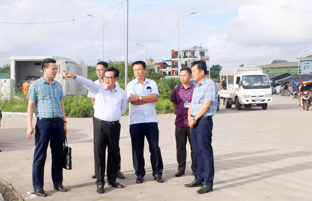 Lãnh đạo thành phố kiểm tra thực hiện Chỉ thị 18 trên địa bàn phường Trần Phú, ngày 1/8/2024. Ảnh: Hải Ninh (TTTT&VH thành phố)