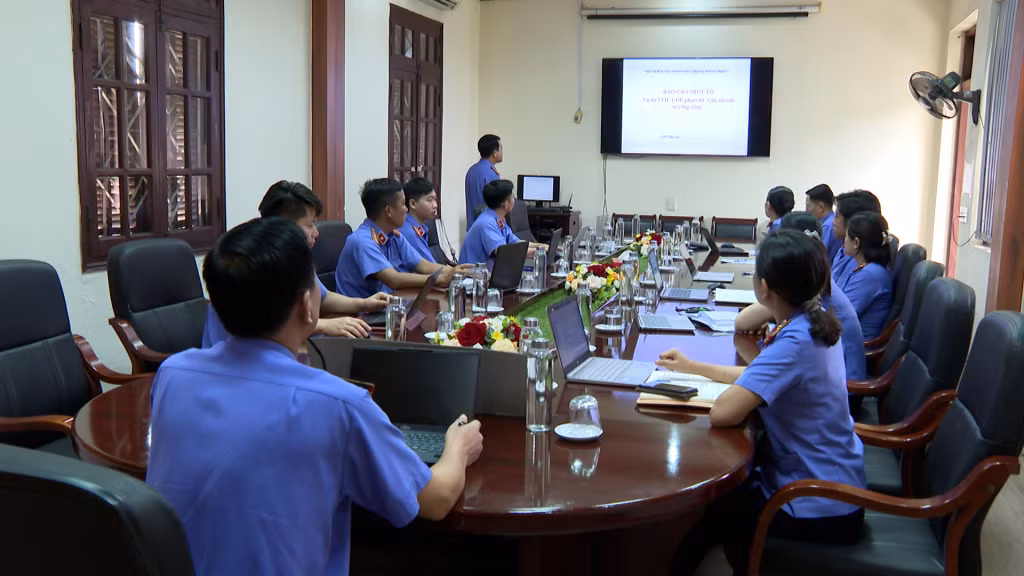 Kiểm sát viên Viện KSND TX Đông Triều báo cáo án bằng hình ảnh, sơ đồ tư duy nhằm bảo đảm chính xác, nghiêm minh trong xét xử vụ án xâm phạm trật tự ATGT.