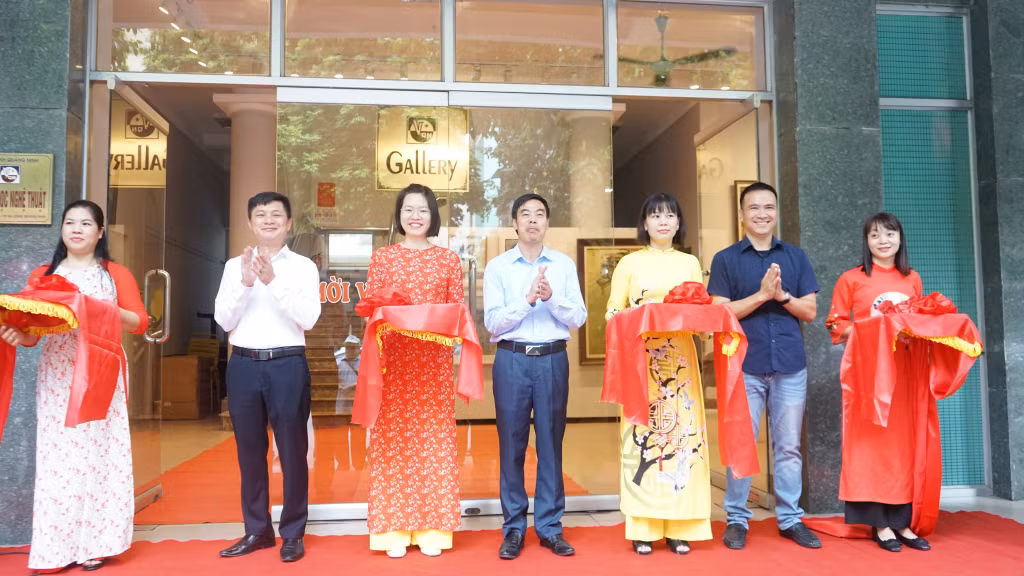 Đại biểu cắt băng khai mạc triển lãm.