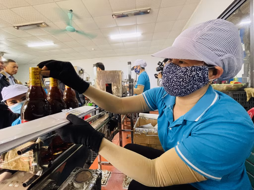 Sản phẩm nước mắm sá sùng Vân Đồn của Công ty TNHH 1 thành viên Newstar được dán tem truy xuất nguồn gốc trước khi đưa ra thị trường.