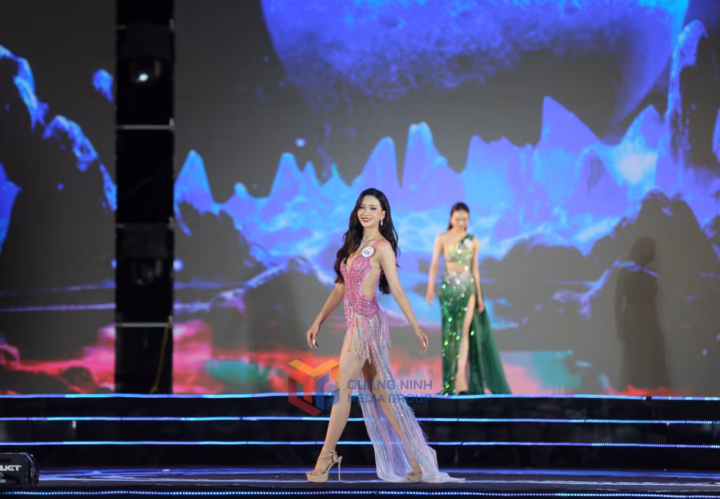 Những bộ đầm dạ hội lấp lánh trong Bộ sưu tập dạ hội “Thiên Hà” tôn lên vẻ quý phái, kiêu sa của các thí sinh.