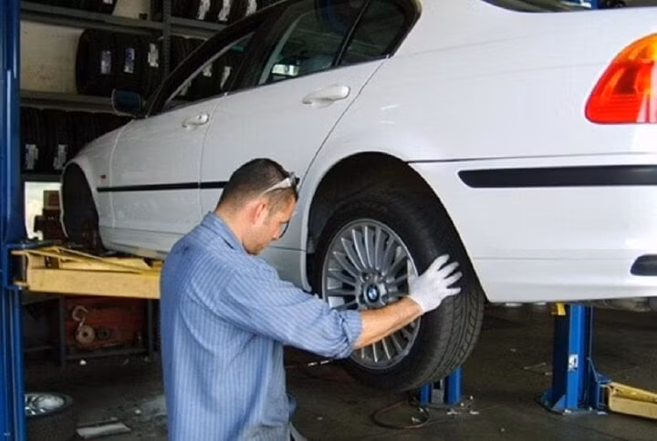 Đảo lốp xe định kỳ là việc làm cần thiết nhằm đảm bảo an toàn và tiết kiệm nhiên liệu. (Ảnh minh họa).
