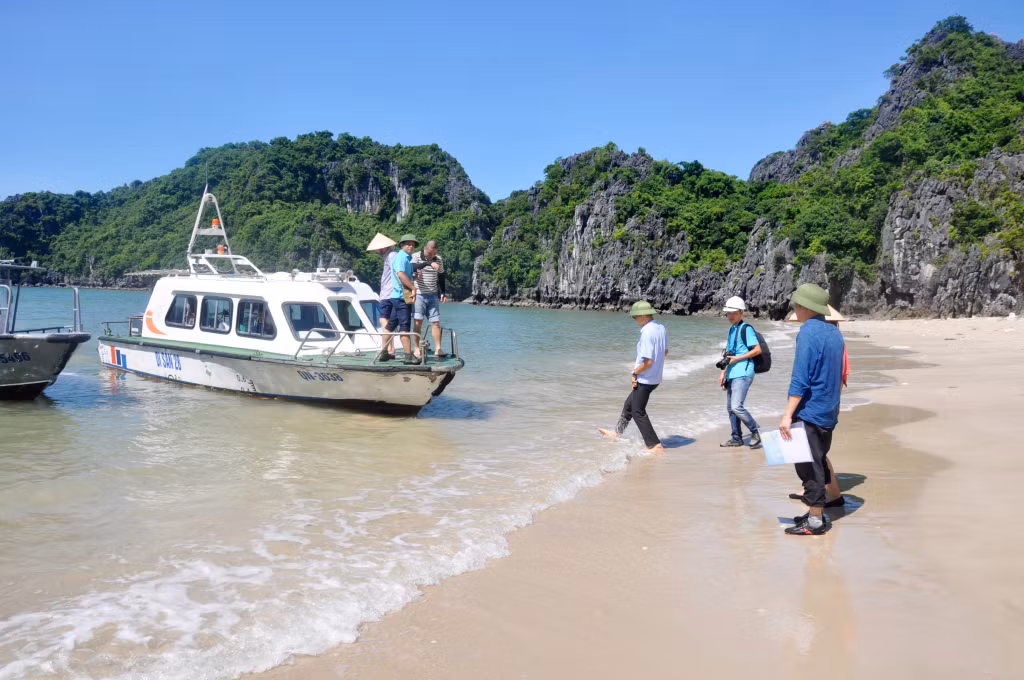 Đoàn khảo sát tại khu vực Trà Giời trên Vịnh Hạ Long.