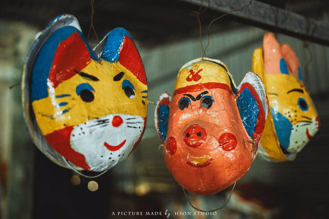 Những chiếc “mặt nạ giấy bồi” thành phẩm. Ảnh: Nguyễn Hồng Sơn