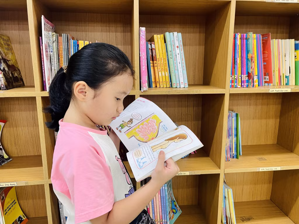 Thiếu nhi đọc sách tại Thư viện tỉnh.