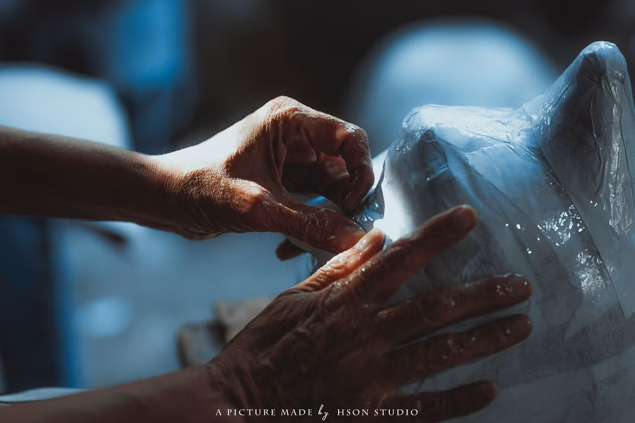 Mặt nạ thường được bồi thô ba lớp giấy, lớp trong cùng là lớp lót; lớp giữa bồi bìa carton và bên ngoài sẽ được bồi giấy trắng. Người thợ sẽ dùng hồ bột sắn để kết dính các lớp giấy này. Ảnh: Nguyễn Hồng Sơn