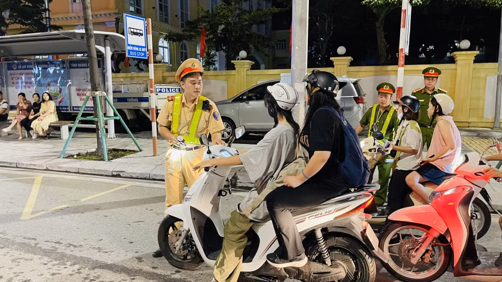 Công an TP Hạ Long phối hợp với các đơn vị nghiệp vụ Công an tỉnh ra quân thực hiện cao điểm tổng kiểm tra, kiểm soát xử lý vi phạm trật tự ATGT trên địa bàn.