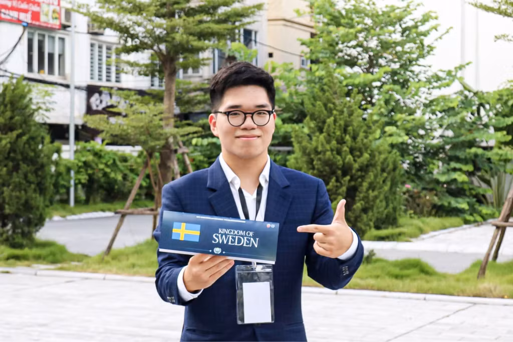 Nguyễn Anh Đức, sinh viên K62 Trường Đại học Ngoại thương (Hà Nội), cựu học sinh Trường THPT chuyên Hạ Long khóa 2020-2023 vẫn tiếp tục phát huy thành tích nhờ vào khả năng tự đọc, tự học được rèn luyện từ khi học phổ thông.