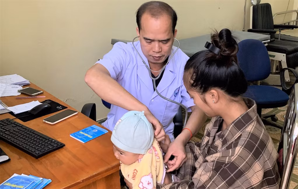 Khám sàng lọc trước khi tiêm vắc-xin phòng bệnh cho trẻ tại Trạm Y tế xã Quảng Lâm (huyện Đầm Hà).