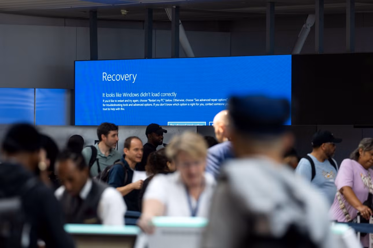 Màn hình Windows Recovery hiển thị tại sân bay quốc tế John F. Kennedy ở New York, Mỹ ngày 19/7. Ảnh: Bloomberg