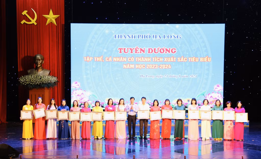 Đồng chí Nguyễn Tiến Dũng, Chủ tịch UBND TP Hạ Long, trao Bằng khen của UBND tỉnh cho các tập thể có thành tích xuất sắc trong năm học 2023-2024.