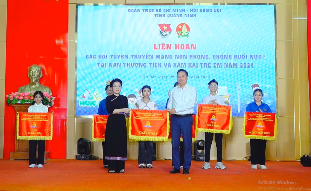 Ban tổ chức trao giải nhất cho Đội tuyên truyền Măng non huyện Bình Liêu.