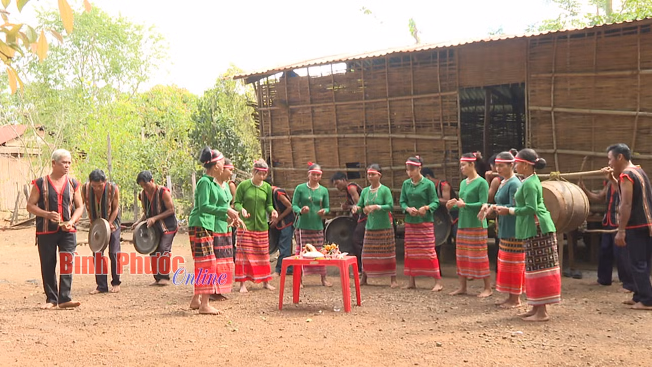 Múa bà bóng tại xã Lộc Hòa, huyện Lộc Ninh - Ảnh: Điểu Lành
